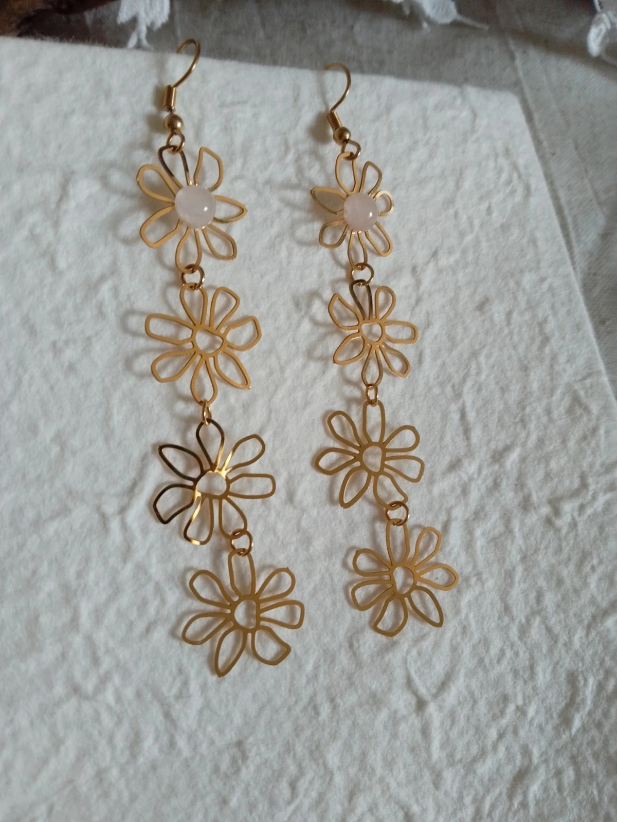 Boucles d'oreilles bohèmes fleurs pierre de quartz blanc – photo 3